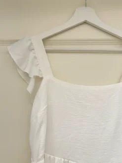 Valkoinen pitkä mekko