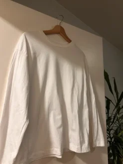 valkoinen pitkähihainen