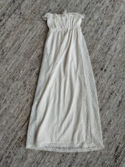 Valkoinen pitsimekko