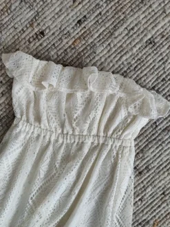 Valkoinen pitsimekko