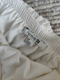 Valkoinen pitsimekko