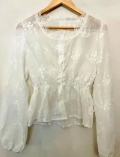 Valkoinen pitsipaita