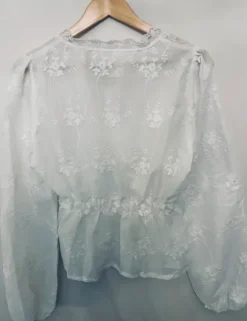 Valkoinen pitsipaita