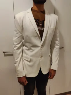 Valkoinen puvuntakki