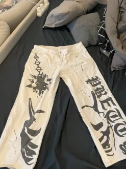 Valkoiset baggy farkut