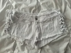 Valkoiset minishortsit