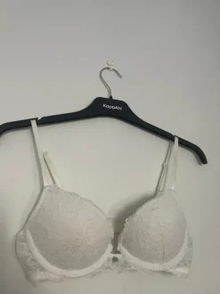 Valkoiset rintaliivit