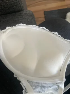 Valkoiset rintaliivit