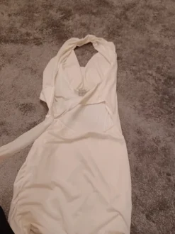 Valkonen pitkä toppi