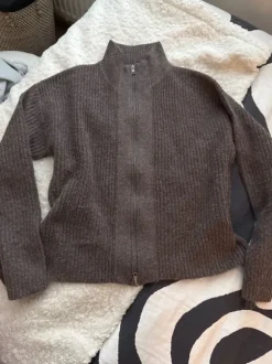 vetoketjullinen neule