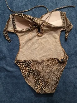 Vähän käytetty kauniinmallinen uimapuku