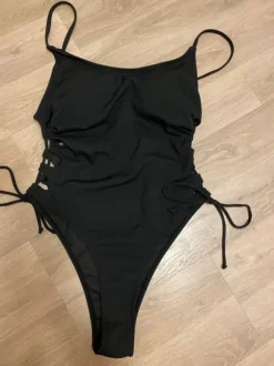 Vientisas maudymosi kostiumėlis