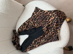 Vientisas maudymosi kostiumėlis