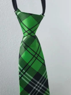 Vihreä kravatti ja j-rock pinssi