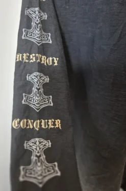 Viikinkiaiheinen paita