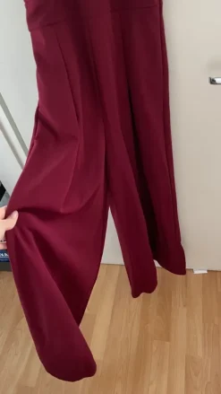 Viininpunainen haalari