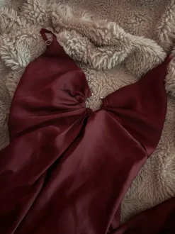 Viininpunainen mekko