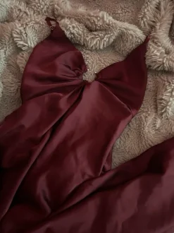 Viininpunainen mekko