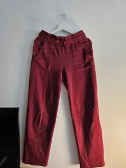 Viininpunaiset college housut