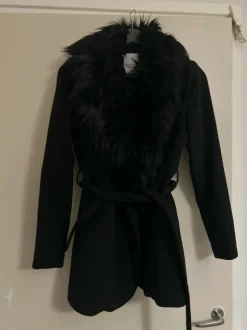 Villakangastakki tekoturkiskauluksella