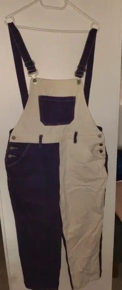 Violetti-valkoiset henkseli farkut