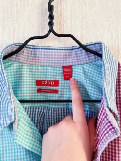 Värikäs kauluspaita