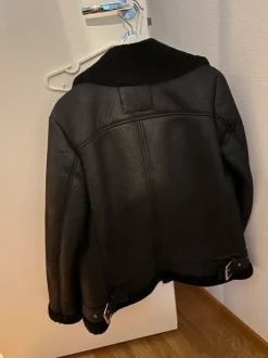 Vuorellinen tekonahkatakki