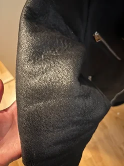 Vuorellinen tekonahkatakki