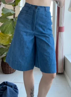 Wide legged high waisted capri pants