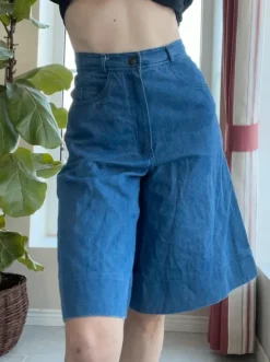 Wide legged high waisted capri pants