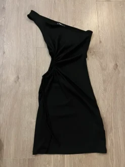 Yksiolkaiminen mekko