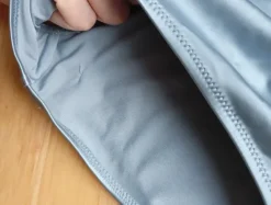 ylellinen teräksenvärinen uimapuku