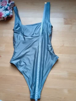 ylellinen teräksenvärinen uimapuku